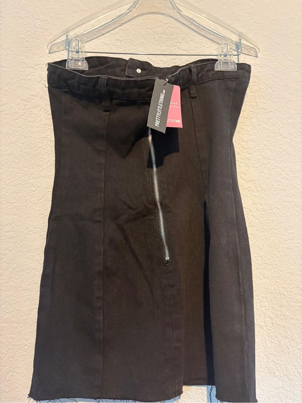 PrettyLittleThing Black Zip-Up Jacket with Branded Tags - Picture 8 of 9